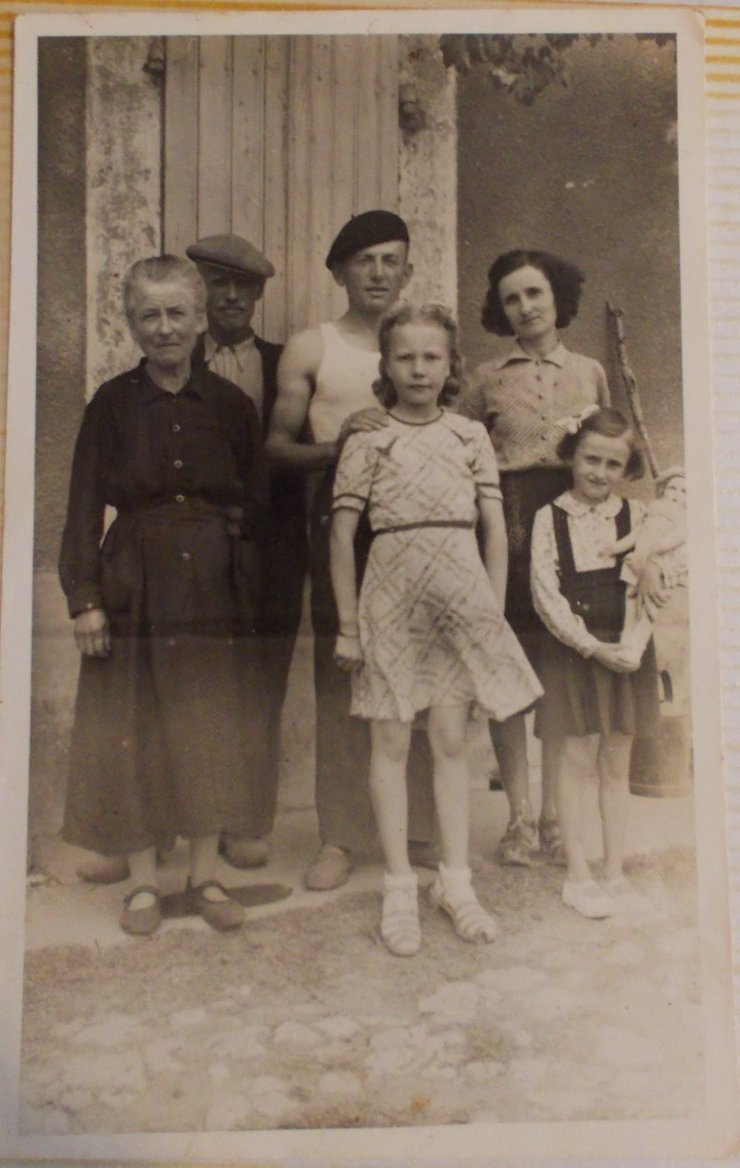 Devant la ferme dans les années 30. De gauche à droite: Angéline Delord, Jean Delord, Roger Loubic, gendre, jeune fille inconnue, Georgette Loubic (fille d&rsquo;Angéline), Micheline (fille de Georgette)